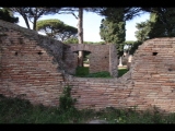 02342 ostia - regio v - insula xi - edificio (v,xi,3) - bli aus der caseggiato del temistocle (v,xi,2) - raum (17) - ri norden - 01-2024.jpg